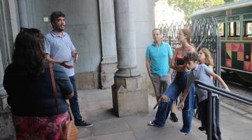 bonde está parado na linha na frente da catedral. Visitantes estão entrando na igreja. #paratodosverem