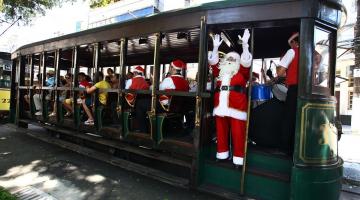 Músicas natalinas embalam passeio de bonde com Papai Noel