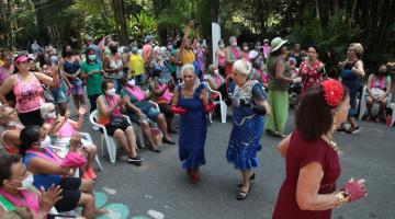 Idosas realizam apresentação de dança em alameda do parque. #pratodosverem