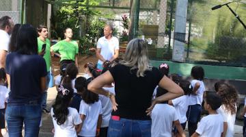 crianças em centro de meio ambiente #paratodosverem 