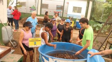 pessoas na atividade de compostagem #paratodosverem