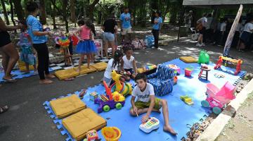 crianças brincando no chão #paratodosverem