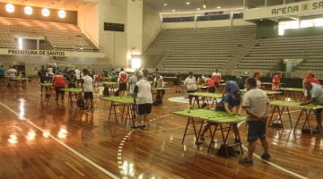 Torneio de futebol de mesa agita a Arena Santos