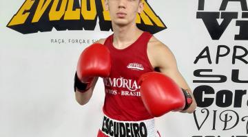 Atleta posa para foto com luvas de boxe #paratodosverem