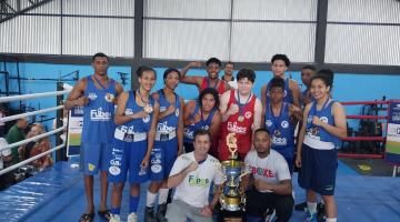 atletas posam com medalhas e troféus #paratodosverem 