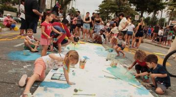 crianças brincam de pintura na avenida da orla #paratodosverem
