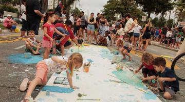 adultos e crianças em roda brincando #paratodosverem