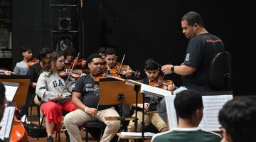 músicos em orquestra #paratodosverem