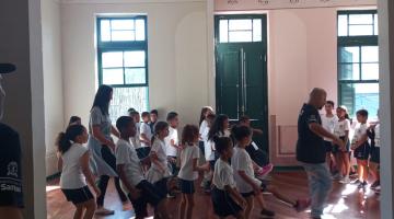 Visita das escolas municipais de Santos ao Outeiro ganha vivência de dança breaking