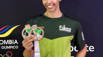 karateca Brenda com as medalhas. #paratodosverem