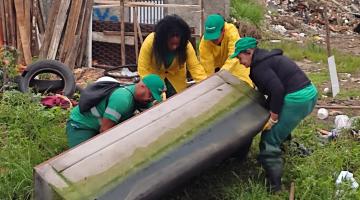 homens uniformizados retiram sofá de canal. #paratodosverem 