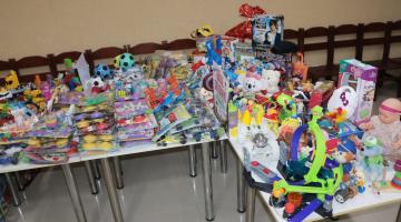 brinquedos em mesa #paratodosverem
