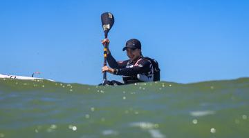 A canoísta Bruna Libório competindo. #Paratodosverem