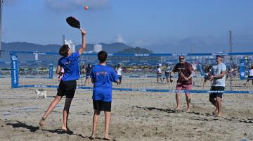 meninos e adultos jogando beach tenns #paratodosverem