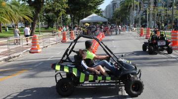 crianças andando de bugues da cet #paratodosverem