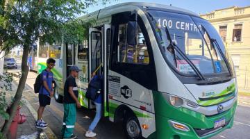 pessoas subindo no ônibus #paratodosverem