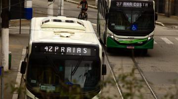 ônibus andando na rua #paratodosverem 