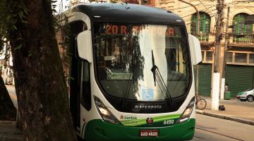 ônibus parado em praça #paratodosverem 