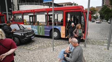 passageiros descendo do ônibus #paratodosverem