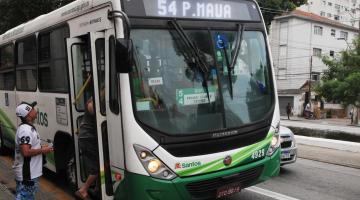 pessoa se prepara para entrar em ônibus #paratodosverem