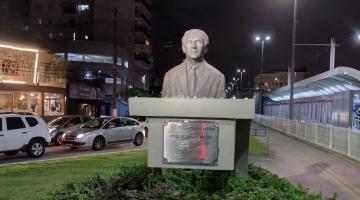 busto sobre canteiro gramado. #paratodosverem