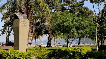 busto de martins fontes no jardim da orla de santos. #paratodosverem 