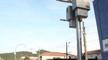 radar afixado em poste em avenida. #paratodosverem
