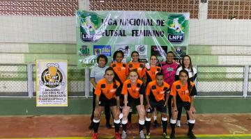 Meninas do futsal posam para foto na quadra #paratodosverem