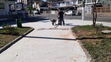 calçadas com novo piso em concreto e colocação de piso podotátil ao fundo. #paratodosverem