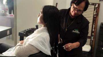 mulher tem o cabelo cortado #paratodosverem