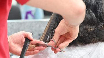 mãos cortam cabelo #paratodosverem 