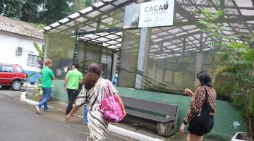 pessoas na porta do cacau #paratodosverem