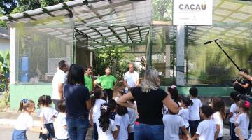 crianças em espaço com plantas #paratodosverem