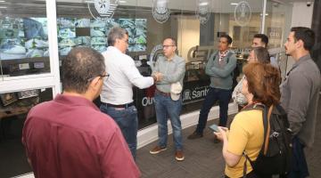 executivos conhecem o centro de câmeras #paratodosverem 