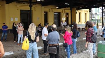 Pessoas aguardam em frente a estação #paratodosverem