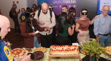 pessoas vendadas pegando comida #paratodosverem 