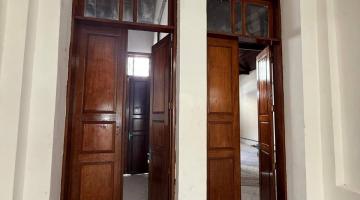 duas portas de madeira abertas. #paratodosverem