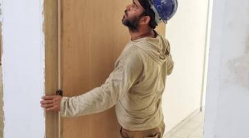 operário mexe em porta #paratodosverem 