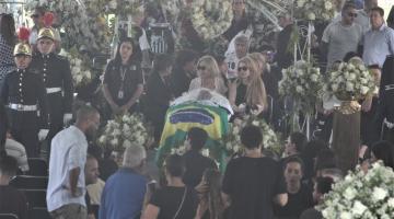 Cortejo para enterro de Pelé percorre as ruas de Santos pela manhã desta terça