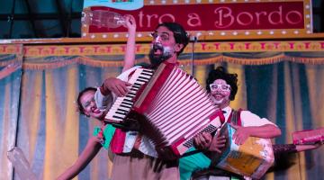 atores circenses em espetáculo #paratodosverem