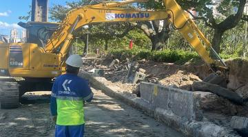 operários oberva máquina trabalhando #paratodosverem