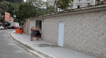 Calçadas de rua do bairro Saboó, em Santos, são refeitas