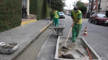 operários atuando em calçada #paratodosverem
