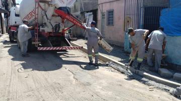 operários e caminhão atuando nas calçadas #paratodosverem