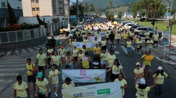 mulheres caminhando de amarelo #paratodosverem