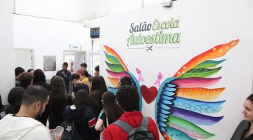 jovens visitando equipamento #paratodosverem 