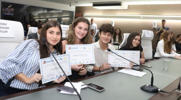 Estudantes exibem diplomas no plenário da Câmara. #pratodosverem