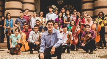 MÚSICOS DA CAMERATA POSAM PARA FOTO COM SEUS INSTRUMENTOS DIANTE DO PRÉDIO DA BOLSA OFICIAL DO CAFÉ. #PARATODOSVEREM