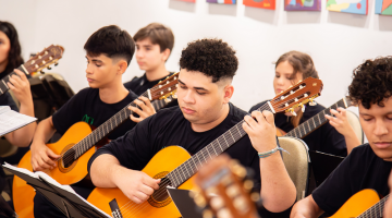 rapazes tocando violão #paratodosverem