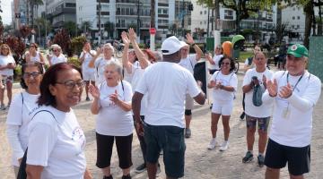 idosos durante a caminhada #paratodosverem
